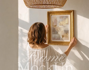 2x3 vertikal mockupram, guldrammockup, kvinna med hängande ram, elegant mockup, vintagerammockup, Photoshop Smart Object JPG PSD