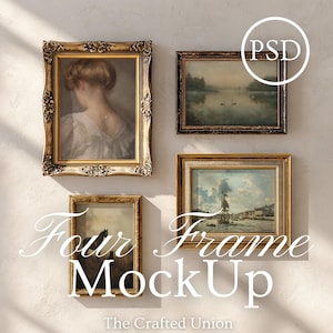 Op de afbeelding: Vier ingelijste kunstdrukken in sierlijke gouden en bruine lijsten worden op een neutrale muur getoond. De kunst omvat een portret, een landschap met zwanen en een zeegezicht. De tekst "Four Frame MockUp" staat over de afbeelding.