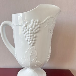 PITCHER White Indiana Milk Glass (VC06)