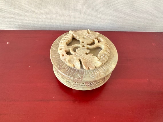 Jewelry/Potpourri Box - Vintage Handcarved SOAPSTONE  (VC18)