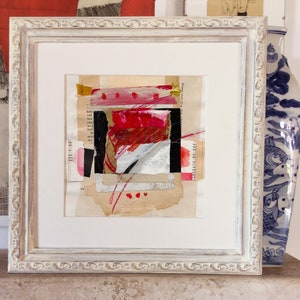 Collage n. 92, originale, quadrato, luminoso, astratto, audace, contemporaneo, rosso, bianco e nero, documenti vintage, arte, riciclato, oro, beige, colorato, rosa,
