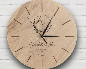 GEPERSONALISEERD TROUWCADEAU / Aangepast gegraveerd cadeau voor stel / Wandklok met monogram liefdesbord