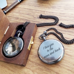Gegraveerd messing zakhorloge met houten kist - gepersonaliseerd monogram cadeau voor hem - vintage aandenken uurwerk