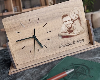 Gravierte Fotouhr, Foto Tischuhr, Schreibtischuhr aus Holz, Uhr mit Gravur, kleine Uhr, Schreibtischuhr aus Holz.