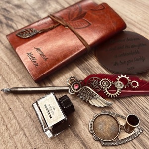 Conjunto de caligrafia gravada: caneta de pena, diário personalizado e porta-copos