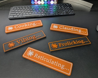 3D-geprint bureaubord | Claude Code Draaiende werkwoorden | Antropische koelkastmagneet