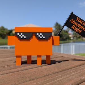 Bandiera arancione stampata in 3D con la mascotte di Claude Code, Anthropic, con artigli / Hai assolutamente ragione /