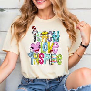 Może przedstawiać: Jasnożółta koszulka z kolorowym nadrukiem graficznym z napisem "Teach Love Inspire". Grafika przedstawia postacie z kreskówek z książek dla dzieci.