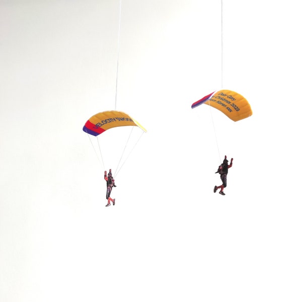 Cadeau pour parachutiste. Souvenir de parachutiste avec personnalisation (n'importe quelle inscription sur le bas de l'aile) , décoration à suspendre Parachutisme