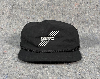 Gorra negra Toshiba con correa trasera de nailon