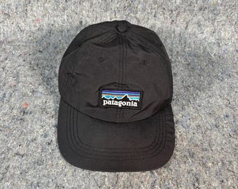 Gorra Patagonia negra de nailon con cierre ajustable.