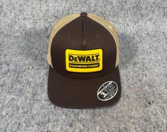 Gorra de camionero DeWalt Flexfit 110 Slapback en color marrón y caqui