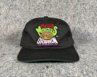 Gorra ajustable estilo snapback de la marca Monsters of the Gridiron de Coca Cola Starter.