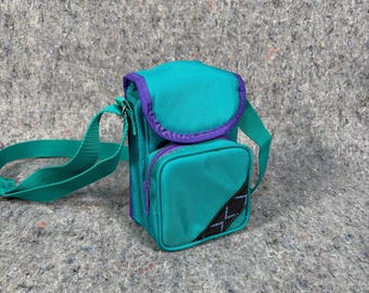 Bolso pequeño vintage para cámara en color verde azulado y morado