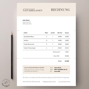 Könnte beinhalten: Eine beige Rechnung mit dem Titel "RECHNUNG" und dem Namen "Julia Sichter" oben. Die Rechnung listet mehrere Artikel mit ihren Preisen und Summen auf. Die Rechnung enthält auch Zahlungsinformationen für die Firma "Musterbank".
