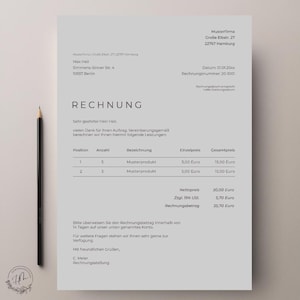 Könnte beinhalten: Eine gedruckte Rechnung mit dem Wort "RECHNUNG" oben. Das Dokument enthält detaillierte Kosten, ein Firmenlogo und Kontaktinformationen. Ein Bleistift liegt auf der linken Seite des Papiers.
