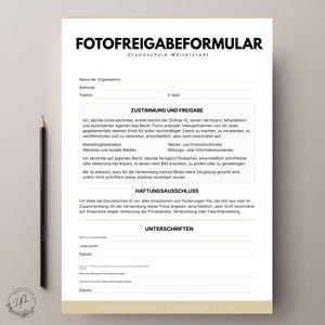 Könnte beinhalten: Schwarz-weißes Dokument mit dem Titel "FOTOFREIGABEFORMULAR" in deutscher Sprache. Auf der linken Seite liegt ein Bleistift. Das Dokument enthält Abschnitte für Zustimmung, Freigabe und Unterschriften.