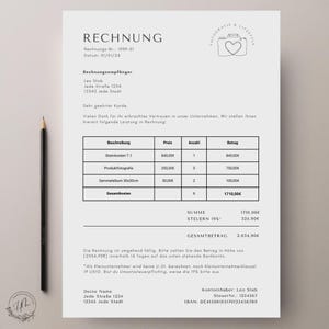 Könnte beinhalten: Eine schwarz-weiße Rechnung mit dem Titel "RECHNUNG" und dem Text "Leo Stab, Jede Straße 1234, 12345 Jede Stadt". Die Rechnung listet folgende Artikel auf: Stativkosten T.1, Produktfotografie, Sammelalbum 30x30cm. Die Gesamtkosten betragen 1710,00 €.