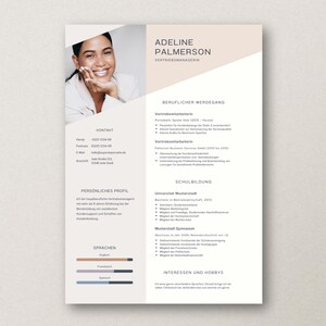 Könnte beinhalten: Ein Lebenslauf für Adeline Palmerson, Vertriebsleiterin. Der Lebenslauf enthält ihre Kontaktinformationen, Berufserfahrung, Ausbildung und Fähigkeiten. Der Lebenslauf ist mit einem modernen und klaren Layout gestaltet.