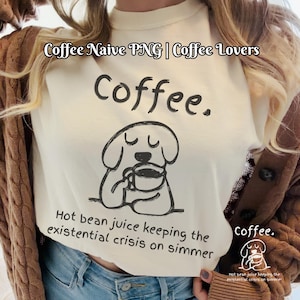 Könnte beinhalten: Cremefarbenes T-Shirt mit dem Wort "Coffee" in schwarzer Schrift. Darunter hält eine Cartoon-Hunde-Illustration eine Kaffeetasse. Der Text "Hot bean juice keeping the existential crisis on simmer" ist darunter gedruckt.