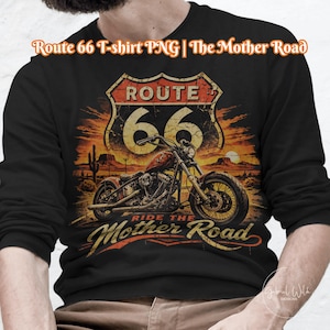 Op de afbeelding: Zwart shirt met lange mouwen met een Route 66-ontwerp. Het ontwerp toont een motorfiets, een woestijnlandschap en de tekst "Ride the Mother Road". Het Route 66-schild en het nummer 66 zijn ook inbegrepen.