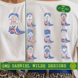 Può includere: T-shirt bianca con diversi disegni di stivali da cowboy patriottici rossi, bianchi e blu. Gli stivali presentano simboli americani e testo, tra cui "250th Anniversary" e "Stars and Stripes Forever."