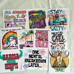 Puede incluir: Una colecci&oacute;n de impresiones cuadradas blancas con varios dise&ntilde;os y texto. Los dise&ntilde;os incluyen un esqueleto con tablas de surf, un arco&iacute;ris, un tren, una furgoneta vintage y textos como "Karma Keeps Receipts" y "One Mental Breakdown Later."