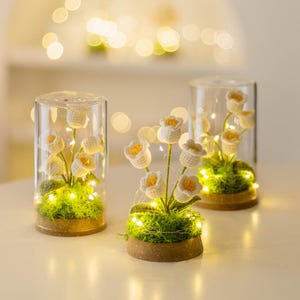 Planta de lirio de los valles tejida a crochet hecha a mano con luz LED nocturna, adorno decorativo de escritorio, regalo único para amigos y familiares.