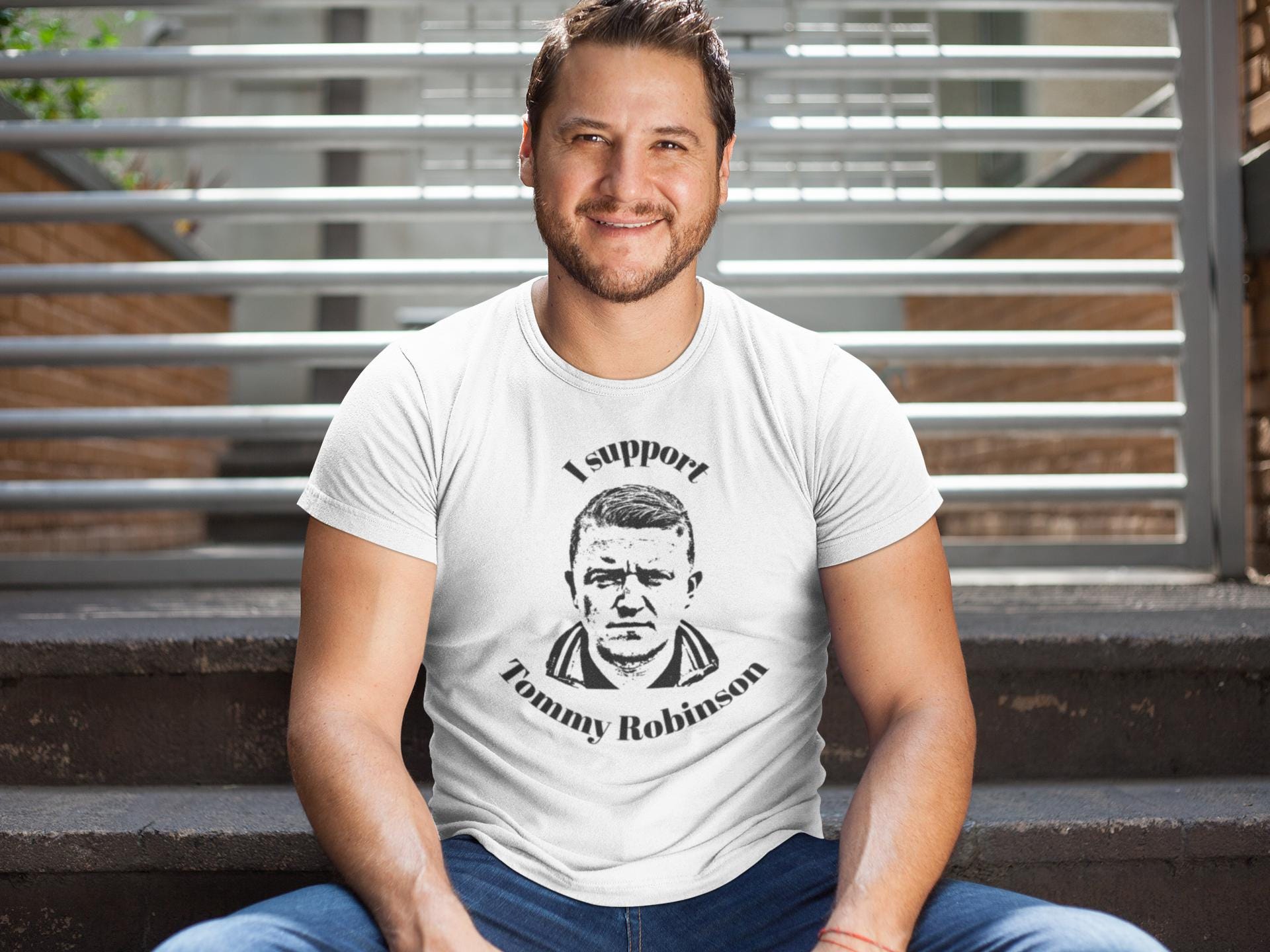 新登場！トミー・ロビンソンを応援します - ユニセックスTシャツ