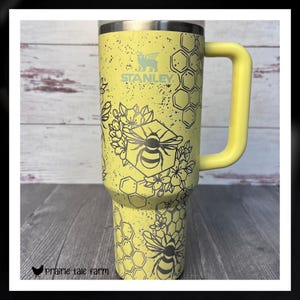 Vaso térmico de 1,18 litros (40 oz) con asa, tapa y pajita, grabado láser con diseño de abejas. Regalo personalizado.