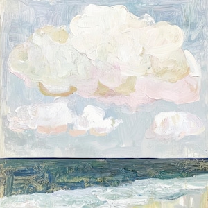 Könnte beinhalten: Ein Gemälde, das eine Meereslandschaft mit einer großen, flauschigen weißen Wolke am Himmel über einem dunkelblauen Meer zeigt. Die Wolke hat einen rosafarbenen Farbton und wird teilweise von anderen kleineren Wolken verdeckt. Das Meer ist mit dicken Pinselstrichen gemalt und hat eine hellblaue Welle am Boden.