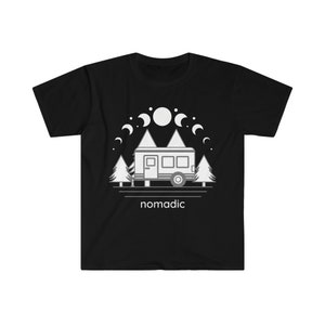 TravelT that Nomadenleben CampingT UrlaubStylee home is where you park it campfiresmorelife Softstyle underTheStarsT-Shirt Bild 1