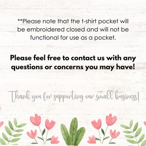 Pode incluir: Um fundo branco com uma borda floral e texto que diz: "**Observe que o bolso da camiseta ser&aacute; bordado fechado e n&atilde;o ser&aacute; funcional para uso como bolso. Sinta-se &agrave; vontade para entrar em contato conosco se tiver alguma d&uacute;vida ou preocupa&ccedil;&atilde;o! Obrigado por apoiar nosso pequeno neg&oacute;cio!"