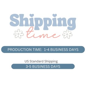 Pode incluir: Um gr&aacute;fico azul e rosa com o texto "Shipping time" e duas flores estilizadas. O texto "PRODUCTION TIME: 1-4 BUSINESS DAYS" e "US Standard Shipping 3-5 BUSINESS DAYS" tamb&eacute;m est&aacute; inclu&iacute;do.