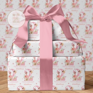 Peut inclure: Papier cadeau rose avec un fond blanc et un motif r&eacute;p&eacute;t&eacute; d'une f&eacute;e assise sur un champignon avec le texte "Happy Birthday Maddison".