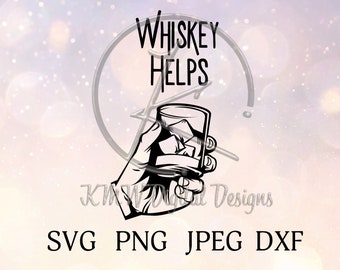 Könnte beinhalten: Schwarz-weiße Grafik einer Hand, die ein Whiskeyglas mit Eiswürfeln hält. Der Text "Whiskey Helps" befindet sich über dem Glas. Darunter die Dateitypen: SVG, PNG, JPEG und DXF.