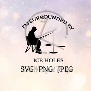 Peut inclure: Une silhouette noire d'une personne pêchant sur glace avec le texte "I'm surrounded by ice holes" et "SVG PNG JPEG" en dessous.