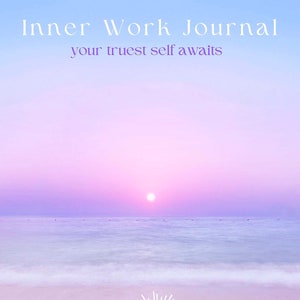 Puede incluir: Una puesta de sol rosa y p&uacute;rpura sobre un oc&eacute;ano tranquilo con una playa de arena. El texto "Inner Work Journal" y "your truest self awaits" est&aacute; en la parte superior de la imagen. El texto "Sunrise Soul Work" est&aacute; en la parte inferior de la imagen.