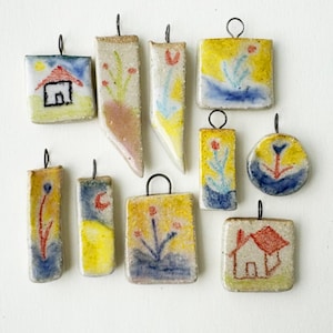 Colgante o charm de cerámica hecho a mano – joya artesanal lápiz cerámico | colgante de cerámica | regalo artístico de amistad