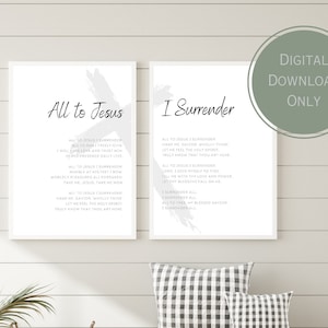 Puede incluir: Dos impresiones enmarcadas con el texto "All to Jesus" e "I Surrender" en escritura elegante. Las impresiones se muestran encima de un banco de madera con dos almohadas a cuadros. Un círculo de descarga digital está en la esquina superior derecha.