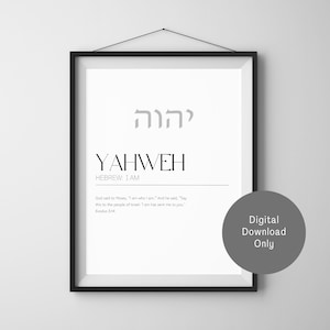 Pode incluir: Uma impressão de arte imprimível em preto e branco com a palavra hebraica para "Yahweh" em uma fonte moderna. O texto "HEBREW: I AM" está abaixo da palavra hebraica. O texto "God said to Moses, "I am who I am." And he said, "Say this to the people of Israel: I am has sent me to you." Exodus 3:14" está abaixo do texto "HEBREW: I AM". A impressão é emoldurada em uma moldura preta e está pendurada em uma parede branca. O texto "Download digital apenas" está em um círculo no canto inferior direito da imagem.