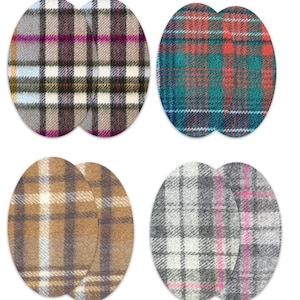 Può includere: Quattro paia di toppe ovali per gomiti in lana d'agnello con motivi a quadri. I set sono etichettati: Lambswool Country Berry, Lambswool Autumn Shades, Lambswool Brown Shades e Lambswool Grey & Pink, con varie combinazioni di colori a quadri.