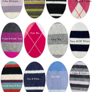 Puede incluir: Doce muestras de tela diferentes con rayas y patrones en forma ovalada. Las muestras están dispuestas en tres filas de cuatro. Las muestras están etiquetadas con sus combinaciones de colores, como "Lila & Crema", "Verde & Azul & Morado", "Negro & Blanco", "Rosa & Crema", "Morado & Rosa & Gris", "Rosa Mix", "Gris Mix", "Azul Marino & Blanco", "Verde & Negro & Óxido", "Azul Marino & Blanco", "Azul Mix" y "Lila & Gris".