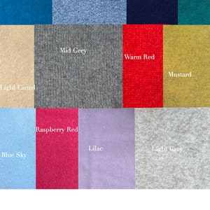 Puede incluir: Muestra de tejido de punto que muestra 12 colores diferentes. Los colores son: Azul petróleo, Azul denim, Azul marino, Camel claro, Gris medio, Rojo cálido, Mostaza, Rojo frambuesa, Lila, Gris claro y Azul cielo.