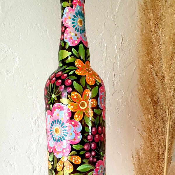 Carillon / suspension décorative fabriquée à partir de bouteille en verre découpée et peinte à la main