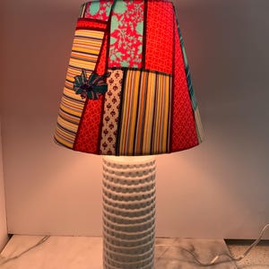 Boho-magie! Prachtige handgemaakte, met de hand gemaakte, met de hand geappliqueerde lampenkap. Franse naden. Ontworpen door Carrot+Platypus.