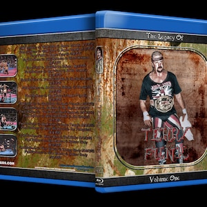 Könnte beinhalten: Ein blaues Blu-ray-Gehäuse mit einem rostigen Metallhintergrund. Die Vorderseite des Gehäuses zeigt einen Wrestler in einem schwarz-weiß gestreiften Outfit mit einem Meisterschaftsgürtel. Der Text "The Legacy Of Terry Funk Volume One" ist auf dem Gehäuse aufgedruckt.