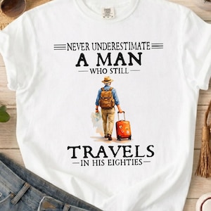 Underskatta aldrig en man som fortfarande reser i åttioårsåldern T-shirt, Comfort Colors 1717 Vintage pappapresent, 80-årsdagsresetröja