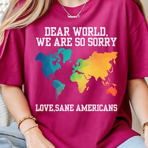 Querido mundo, sentimos muito, camiseta política engraçada – Camiseta com a frase "Ame os americanos sãos" com mapa-múndi em arco-íris para vozes progressistas