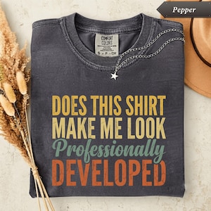 Får den här tröjan mig att se professionellt utvecklad ut? Rolig t-shirt för kontoret, bekväma färger, arbetshumor, gåva för kollega.